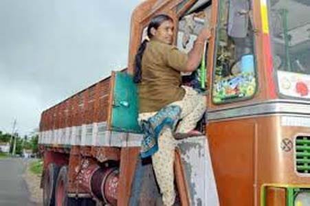 अनपढ़ चालकों का बनेगा DL, चलाएंगे ट्रक-बस अनपढ़ चालकों का बनेगा DL, चलाएंगे ट्रक-बस