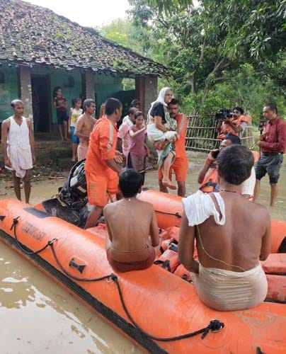 "देवदूत" बने NDRF के जाबांज, गर्भवती महिला को बचाया "देवदूत" बने NDRF के जाबांज, गर्भवती महिला को बचाया