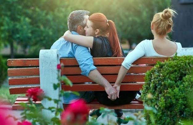 पति ने बीबी के झुमके गर्लफ्रेंड को गिफ्ट किया, थाने पहुंची wife 2 पति ने बीबी के झुमके गर्लफ्रेंड को गिफ्ट किया, थाने पहुंची wife