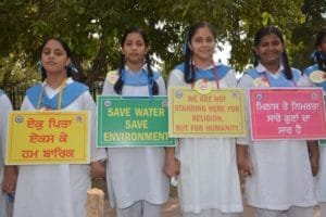 5500 विद्यार्थियों ने बनाया नानक पंथ मानव श्रृंखला