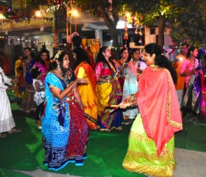 डांडिया नाइट में इंदिरापुरम की युवतियों ने मचाया धमाल