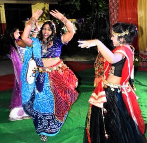 डांडिया नाइट में इंदिरापुरम की युवतियों ने मचाया धमाल