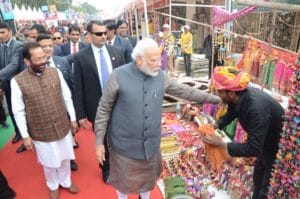 PM मोदी ने खाया लिट्टी-चोखा, कुल्हड़ में चाय पी
