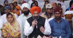 गुरुद्वारा विवाद : दिल्ली से लेकर पंजाब तक गरमाई सिख सियासत