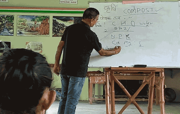 ताईवान के IT प्रोफेशनल व फैशन डिजाइनर बुंदेलखंड में सीख रहे खेती के गुर