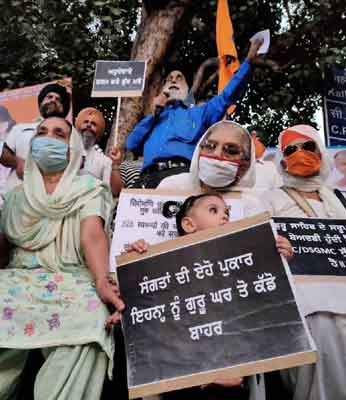 सिखों ने गुरु ग्रंथ साहिब के 328 स्वरूपों के गायब मामले में निकला रोष मार्च