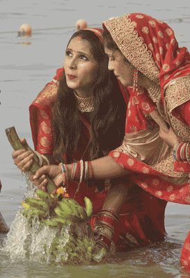 छठ महापर्व : महिलाओं ने डूबते सूर्य को दिया अर्घ्य