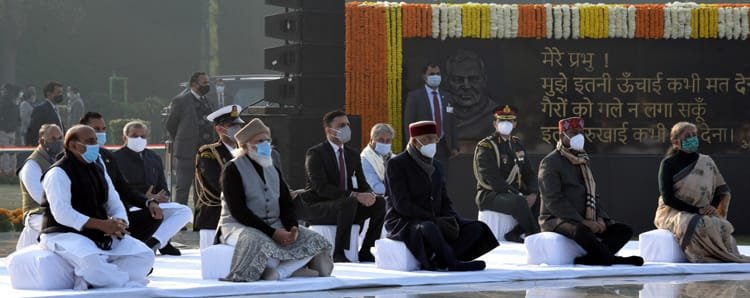 राष्ट्रपति, उपराष्ट्रति, प्रधानमंत्री ने वाजपेयी को किया याद, दी श्रद्धांजलि