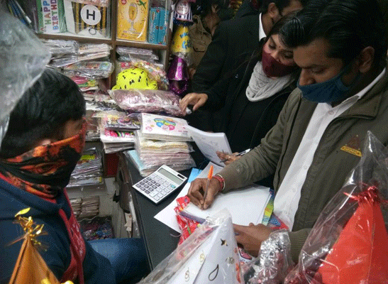 सावधान! दिल्ली के सदर बाजार में असली ब्रांड के नाम पर बिक रहे हैं नकली प्रोडक्ट