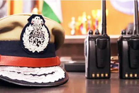 महिला IPS का स्पेशल DGP ने पकड़ा हाथ, पिछले हिस्से पर करने लगे KISS