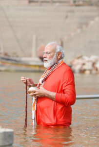 PM नरेंद्र मोदी ने गंगा में लगाई डुबकी, काशी विश्वनाथ धाम का किया लोकार्पण
