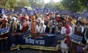 गुरुग्रंथ साहिब की बेअदबी के खिलाफ सड़क पर उतरी सिख संगतें, निकाला रोष मार्च