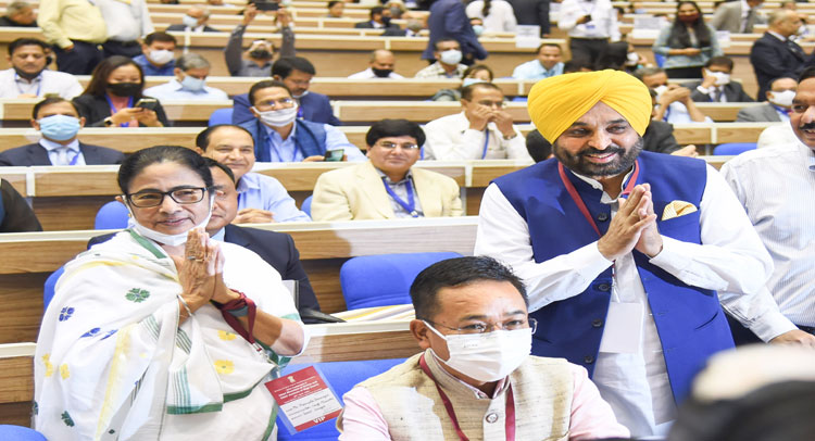 जेलों में पड़े कैदियों के मामलों पर संवेदनशील रुख अपनाएं : प्रधानमंत्री