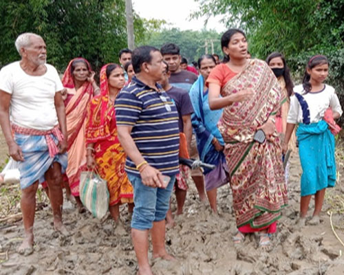 ग्रामीणों की मदद के लिए कीचड़ में उतर पड़ीं महिला IAS अधिकारी