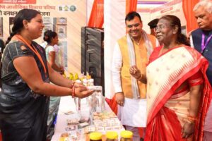 Draupadi Murmu : आर्थिक विकास को गति दें महिलाएं, देश में आधी आबादी महिलाओं की