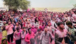 बरसाना में 20 कुंतल लड्डू से खेली गई लड्डू मार होली, उड़े अबीर-गुलाल