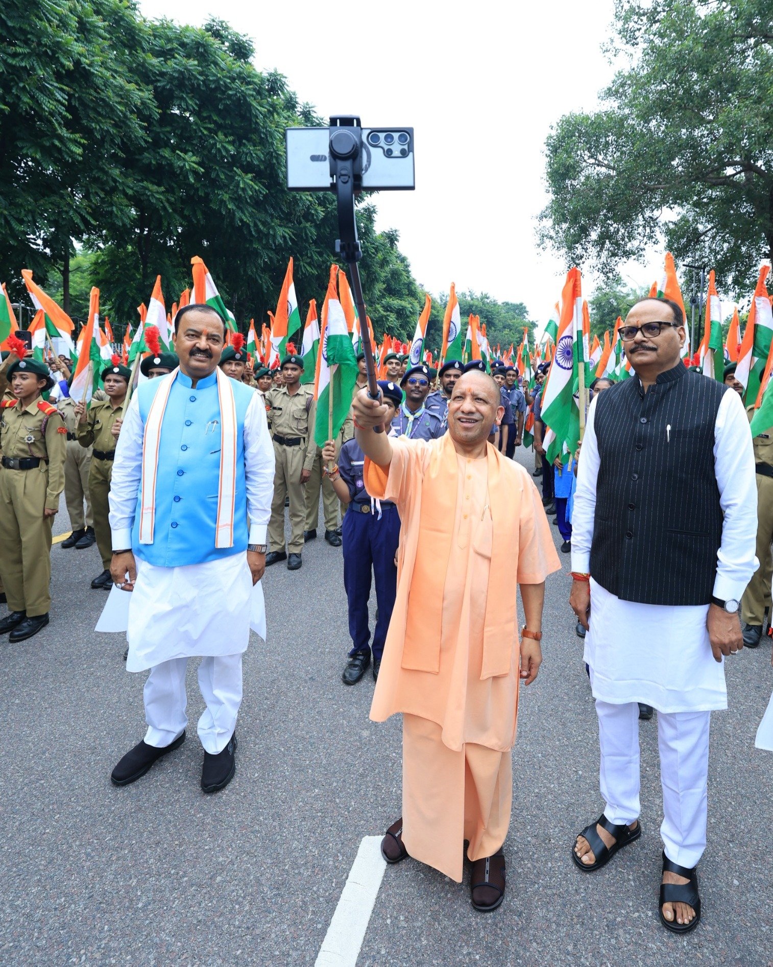 Har ghar tiranga: भारत मां और वीर सैनिकों के प्रति कृतज्ञता का प्रतीक - मुख्यमंत्री योगी आदित्यनाथ 1 Har ghar tiranga cm yogi adityanath selfie