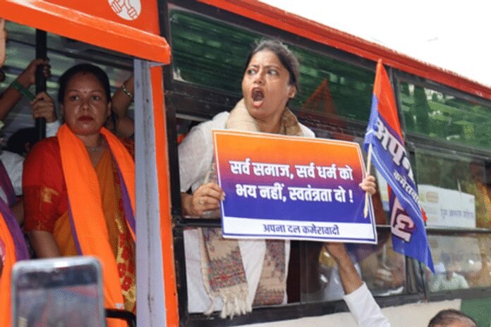 लखनऊ में महिला सुरक्षा और सम्मानजनक रोजगार के लिए सड़क पर उतरीं विधायक पल्लवी पटेल