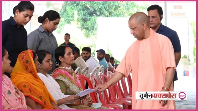 गोरखपुर जनता दर्शन: CM Yogi बोले-घबराइए मत, आपकी हर समस्या का कराएंगे समाधान 