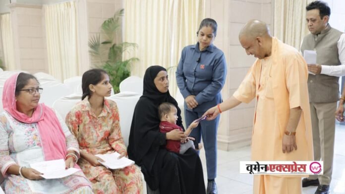 जनता दर्शन : बूढ़ी मां के दर्द को सुन द्रवित हुए सीएम योगी, कैंसर पीड़ित बेटे को भिजवाया अस्पताल