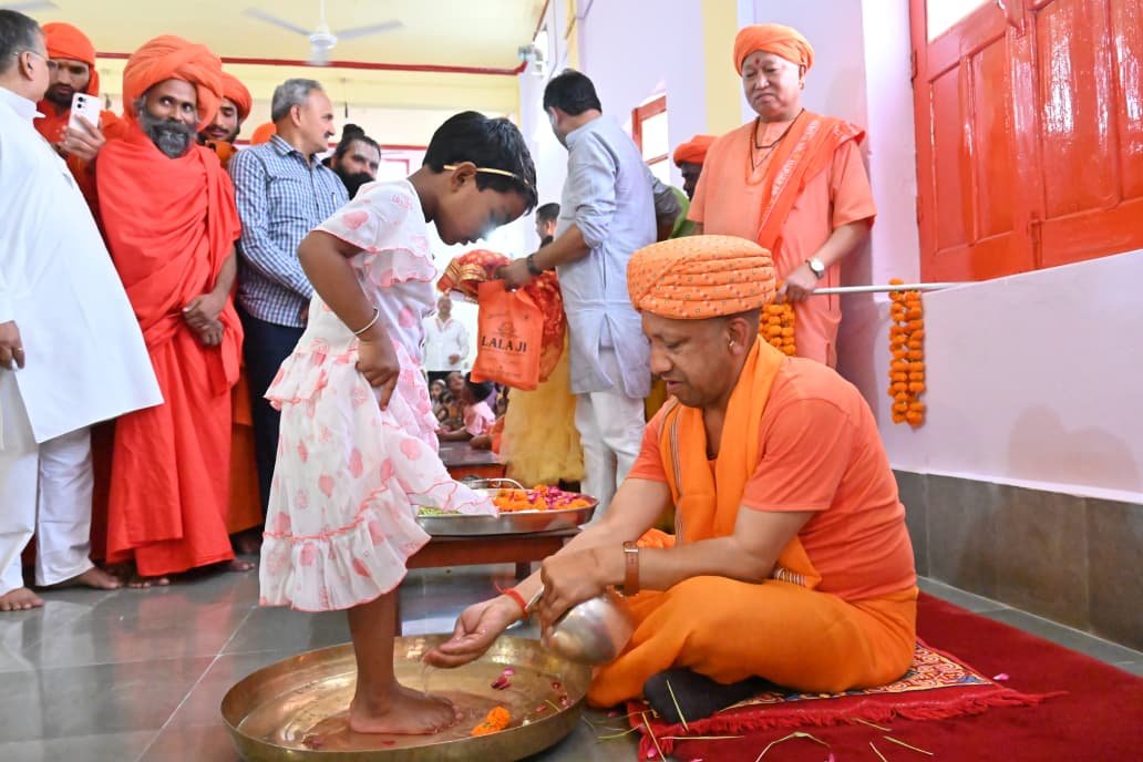 नवरात्रि की महानवमी पर सीएम योगी ने किया कन्याओं का पूजन, मातृ शक्ति को नमन