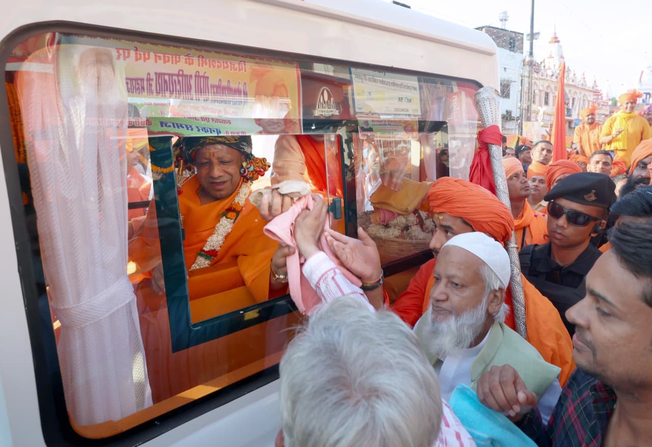 गोरक्षपीठाधीश्वर एवं मुख्यमंत्री योगी की अगुवाई में विजयदशमी पर हुआ गोरक्षपीठ का पारंपरिक आयोजन