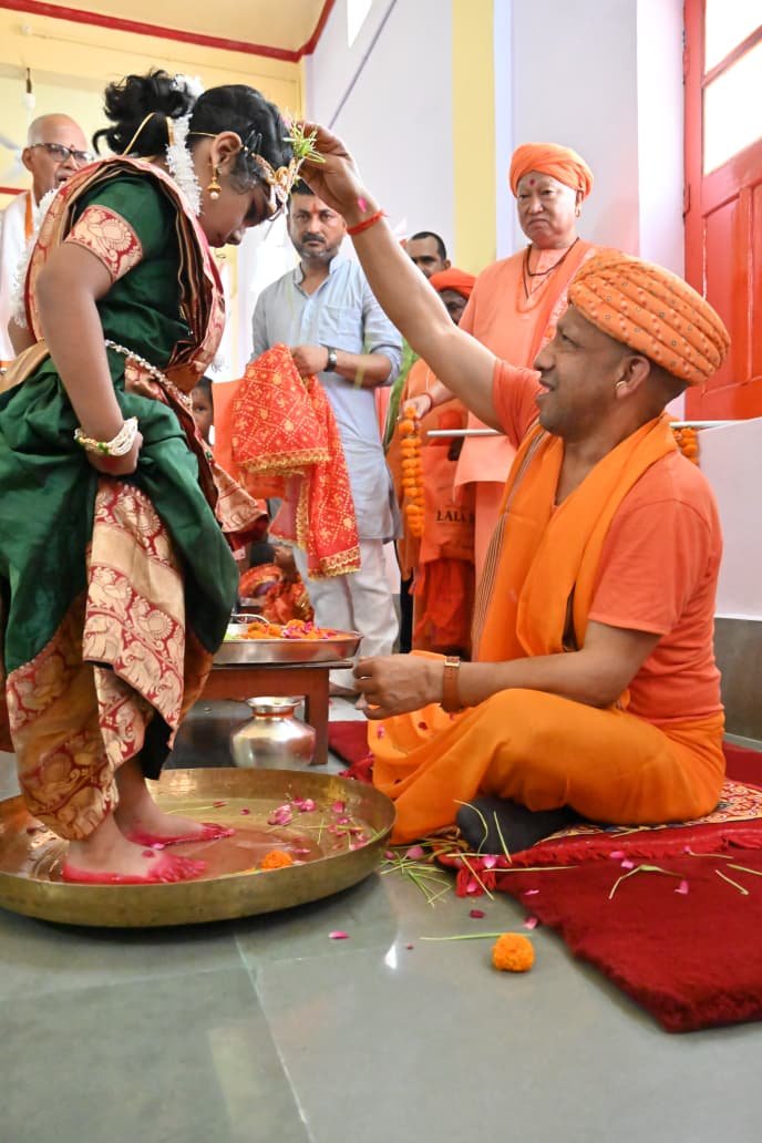 नवरात्रि की महानवमी पर सीएम योगी ने किया कन्याओं का पूजन, मातृ शक्ति को नमन