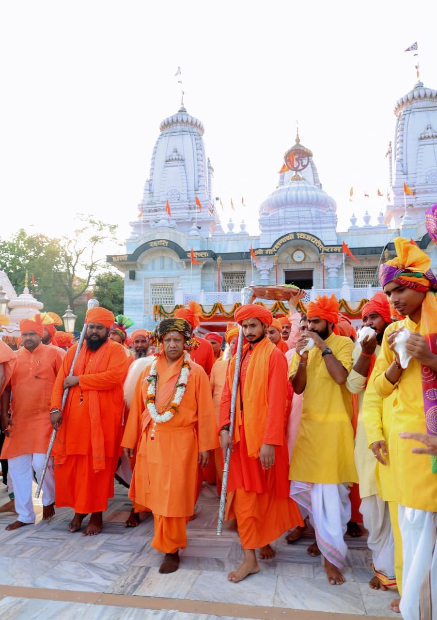 गोरक्षपीठाधीश्वर एवं मुख्यमंत्री योगी की अगुवाई में विजयदशमी पर हुआ गोरक्षपीठ का पारंपरिक आयोजन