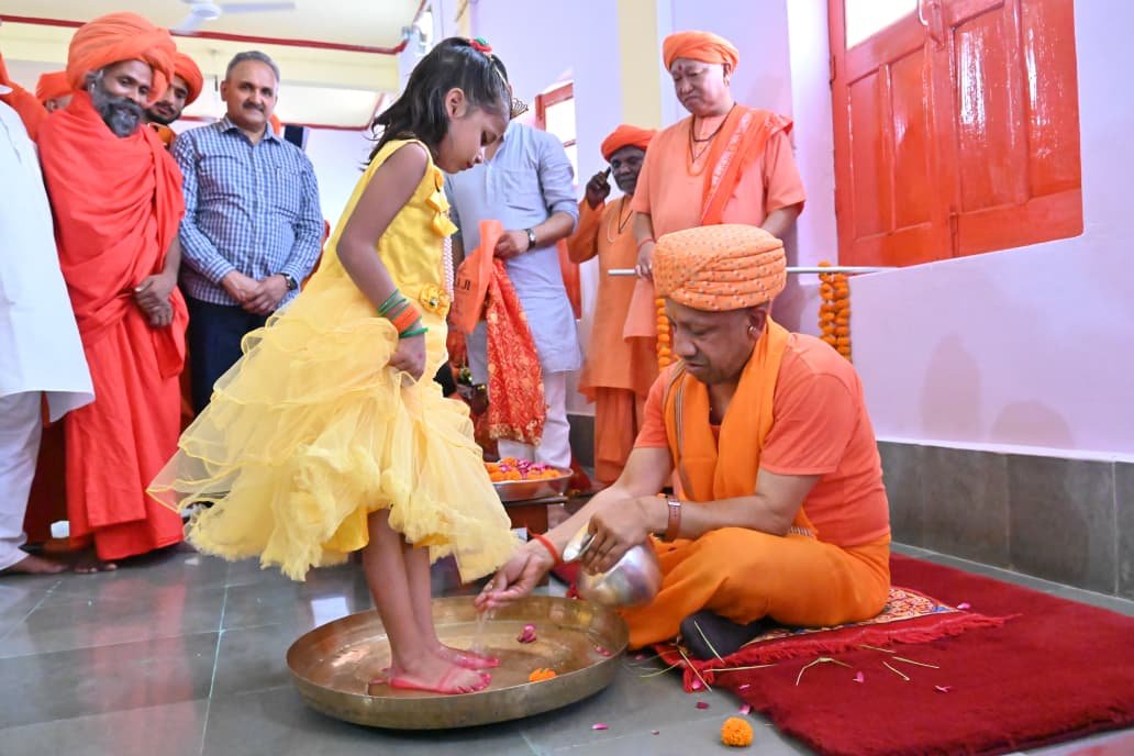 नवरात्रि की महानवमी पर सीएम योगी ने किया कन्याओं का पूजन, मातृ शक्ति को नमन