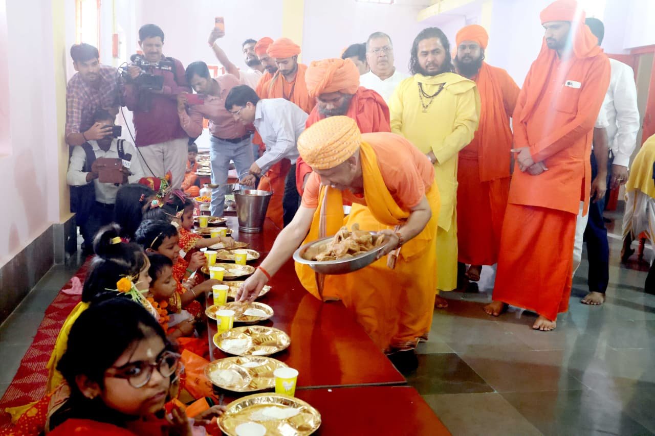 नवरात्रि की महानवमी पर सीएम योगी ने किया कन्याओं का पूजन, मातृ शक्ति को नमन