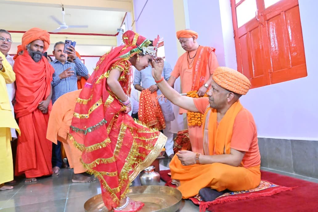नवरात्रि की महानवमी पर सीएम योगी ने किया कन्याओं का पूजन, मातृ शक्ति को नमन