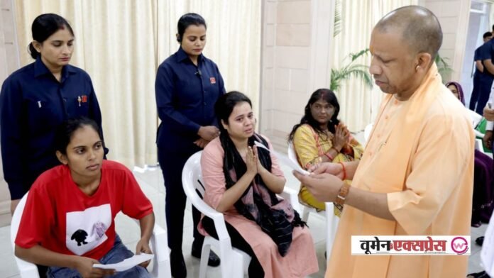 जनता दर्शन: समस्या लेकर आये लोगों से मिले CM योगी, बोले- आपकी सेवा ही सरकार की प्राथमिकता जनता दर्शन: समस्या लेकर आये लोगों से मिले CM योगी, बोले- आपकी सेवा ही सरकार की प्राथमिकता