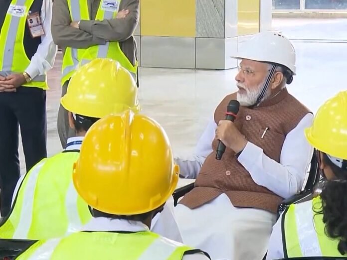 पीएम मोदी ने बुलेट ट्रेन परियोजना की समीक्षा की, इंजीनियरों और कर्मचारियों से भी की बातचीत