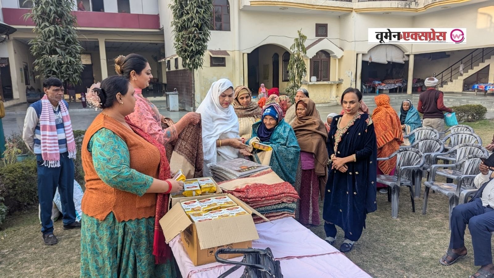 मकर संक्रांति पर किन्नर समाज ने हापुड़ के वृद्ध आश्रम में मनाया त्योहार, बुजुर्गों को दिए कंबल-बिस्कुट