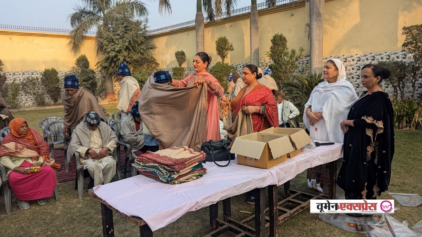 मकर संक्रांति पर किन्नर समाज ने हापुड़ के वृद्ध आश्रम में मनाया त्योहार, बुजुर्गों को दिए कंबल-बिस्कुट