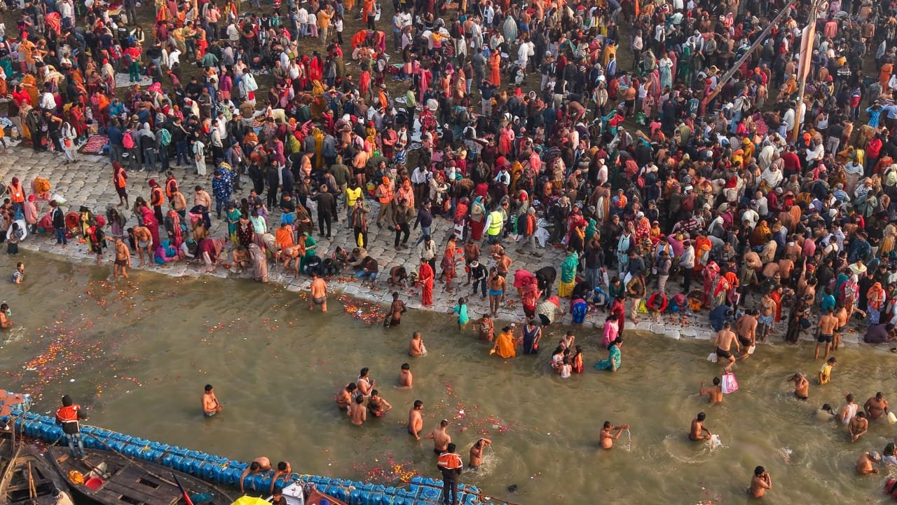 माघ मेला 2026: मकर संक्रांति पर संगम में उमड़ा आस्था का सैलाब, 1 करोड़  लोगों ने लगाई पुण्य की डुबकी