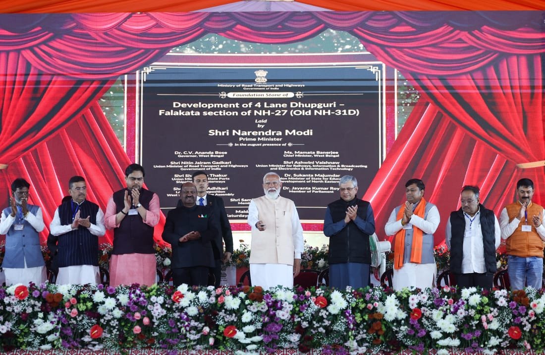 हावड़ा से गुवाहाटी अब सिर्फ 14 घंटे में, PM मोदी ने मालदा से पहली वंदे भारत स्लीपर को हरी झंडी दिखाई