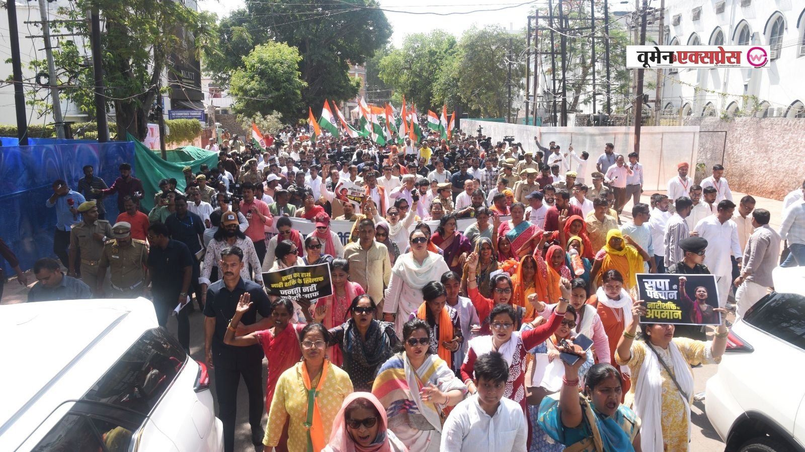 महिला अधिकार के लिए सड़क पर उतरे CM योगी, लखनऊ में  जन आक्रोश महिला पदयात्रा, हजारों महिलाएं शामिल