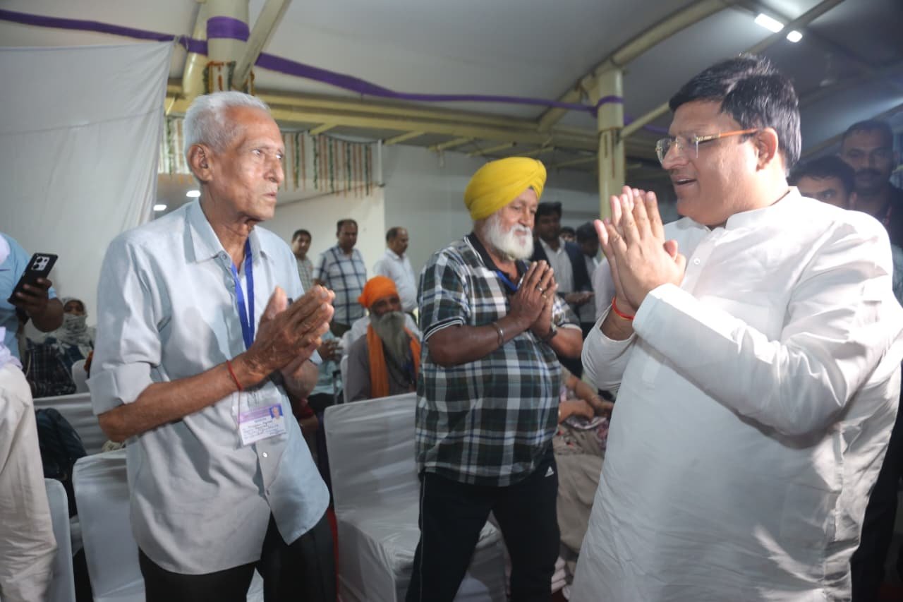 हरियाणा मुख्यमंत्री तीर्थ यात्रा योजना: नांदेड़ जा रहे श्रद्धालुओं का मंत्री विपुल गोयल ने किया सफदरजंग स्टेशन पर स्वागत