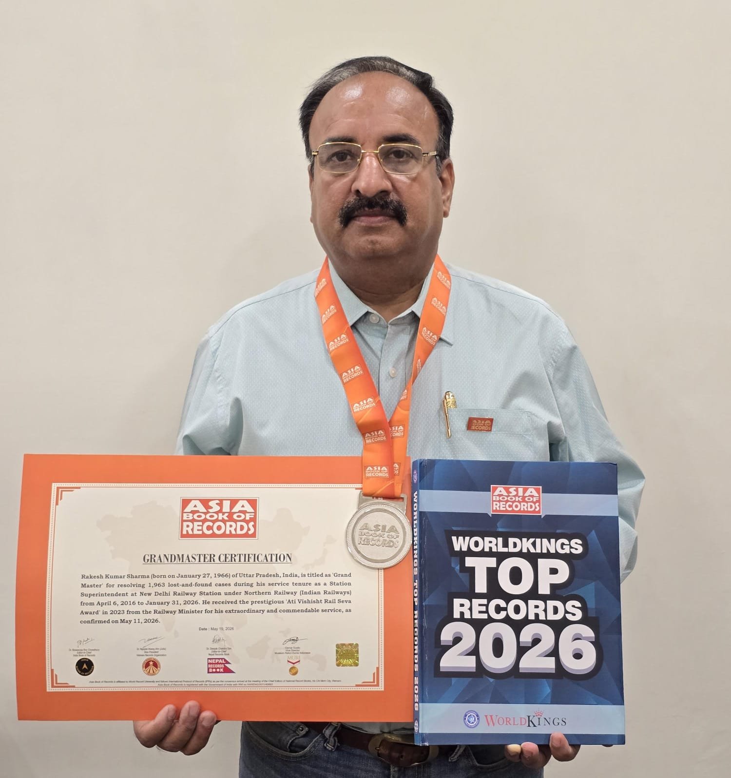 राकेश कुमार शर्मा बने भारतीय रेल के ‘ग्रैंड मास्टर’: 1975 यात्रियों का खोया सामान लौटाकर रचा ईमानदारी का नया रिकॉर्ड