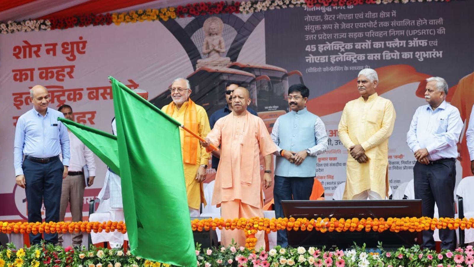 CM योगी ने नोएडा में 45 इलेक्ट्रिक और 3 हाइड्रोजन बसों को फ्लैग ऑफ किया, जेवर एयरपोर्ट तक ग्रीन मोबिलिटी शुरू