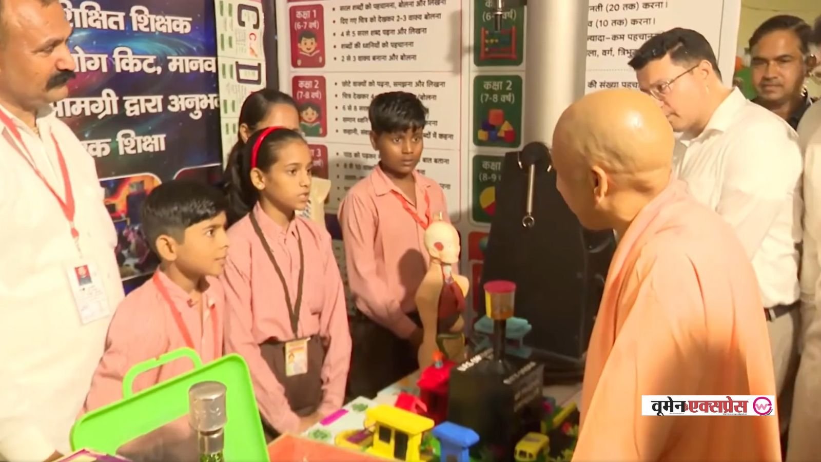 सीएम योगी आदित्यनाथ ने प्रदर्शनी में बच्चों के नवाचार और आत्मविश्वास को सराहा