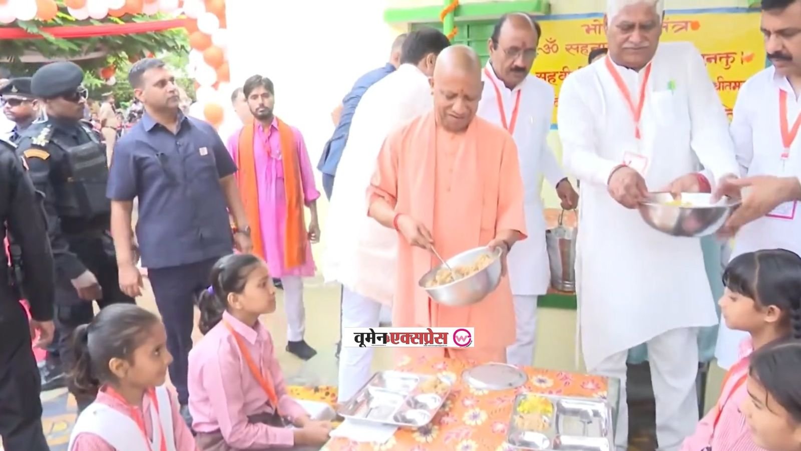 CM Yogi Saharanpur Visit: बच्चों के बीच पहुंचे सीएम योगी आदित्यनाथ, अपने हाथों से परोसा मिड-डे मील