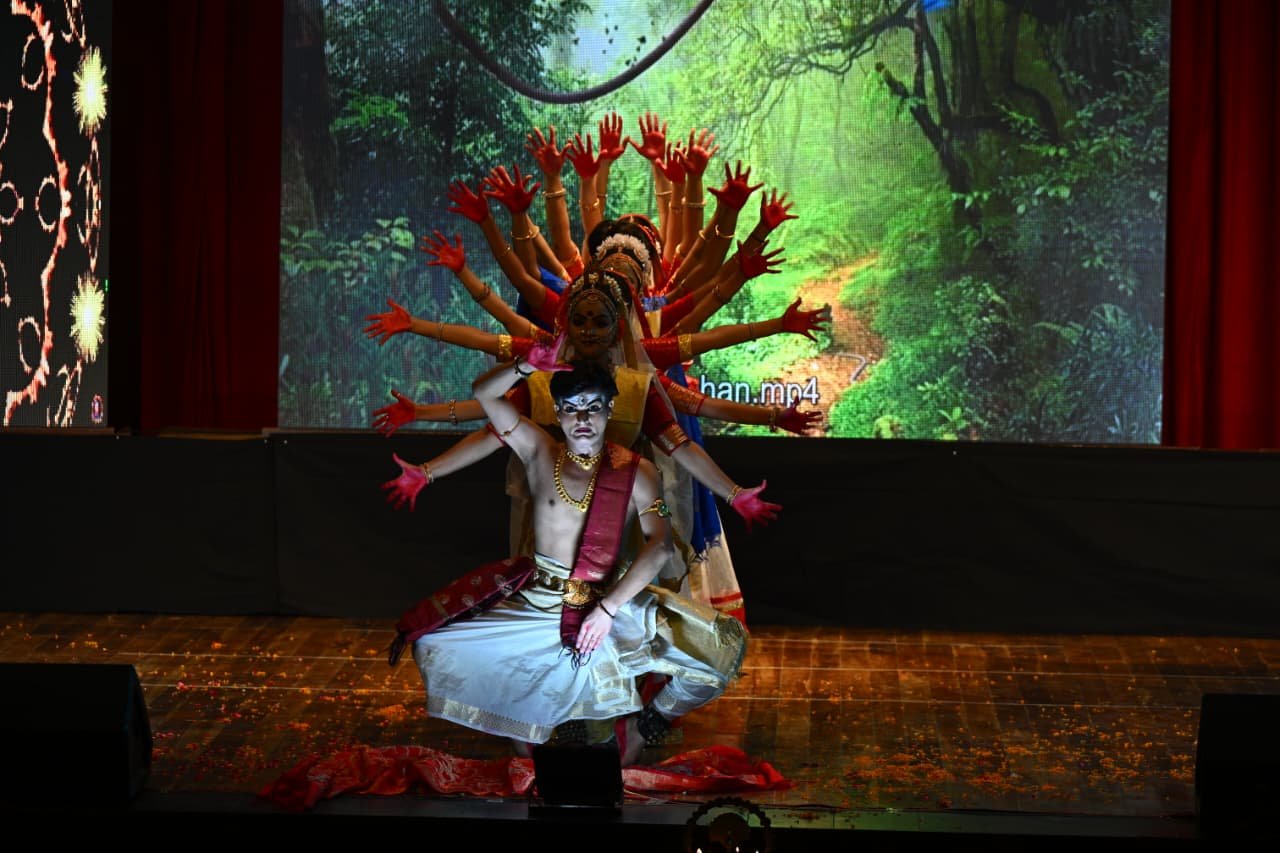 जवानों के सम्मान में गूंजा 'राष्ट्रराग', कोबरा ऑडिटोरियम में रियलिटी शो फेम मौलिश्री गर्ग ने गीतों से बांधा समां