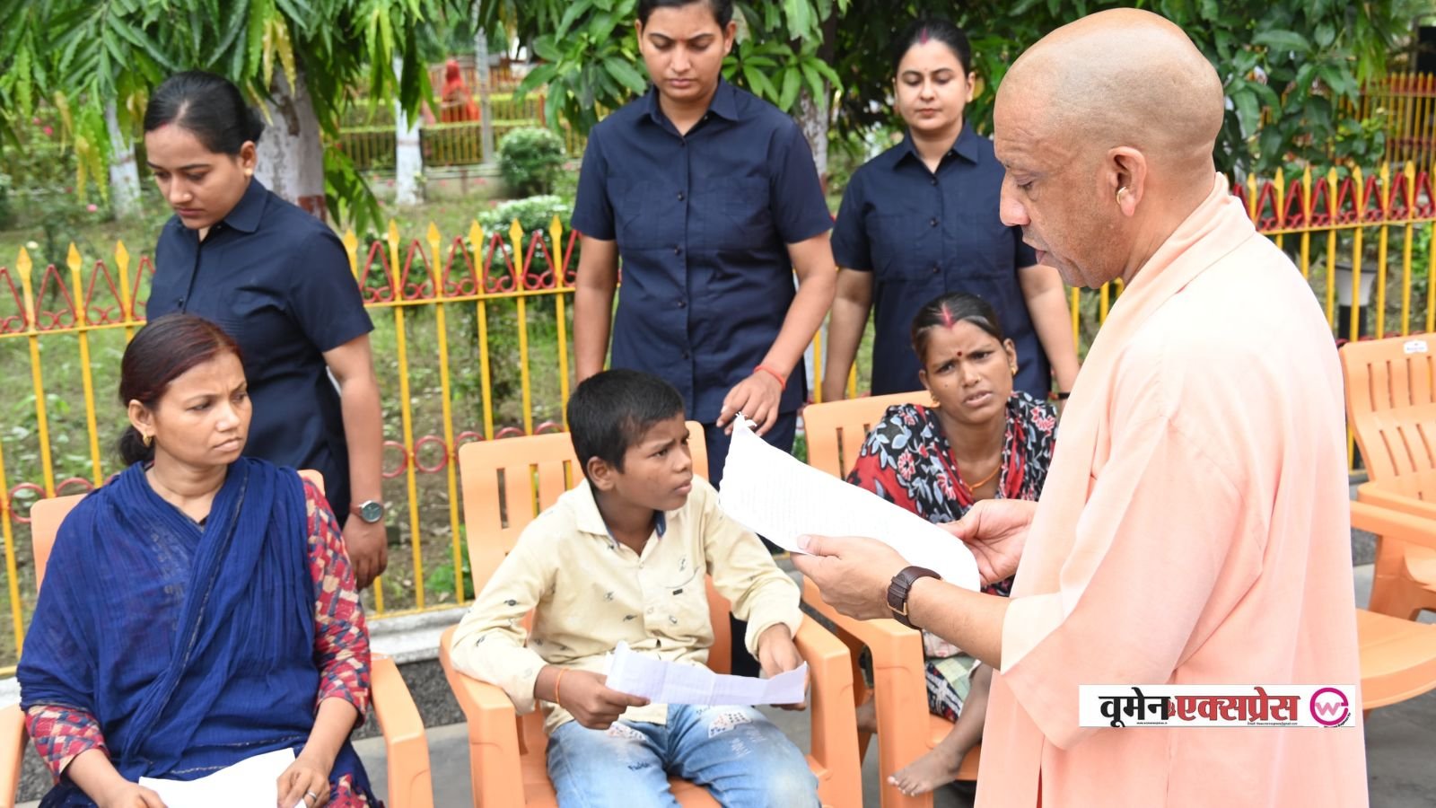 "घबराइए मत, कराएंगे समस्या का समाधान..." गोरखपुर में 200 फरियादियों के पास खुद पहुंचे सीएम योगी, दिए ये सख्त निर्देश!