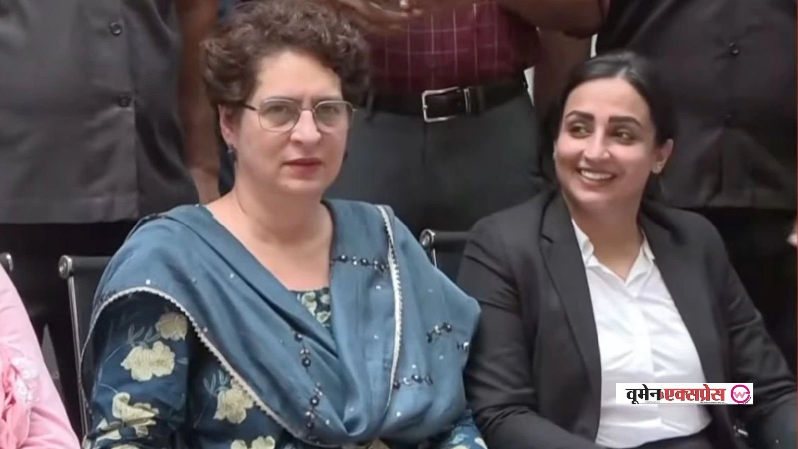 कांग्रेस की राष्ट्रीय महासचिव प्रियंका गांधी वाड्रा भी तुरंत संसद मार्ग थाने पहुंच गईं