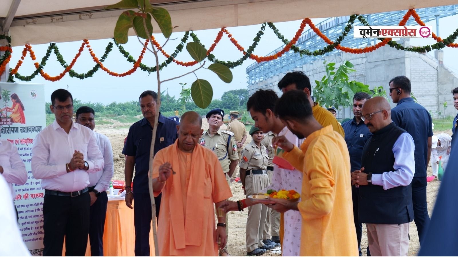 सीएम योगी ने गोरखपुर में लगाया बरगद का पौधा